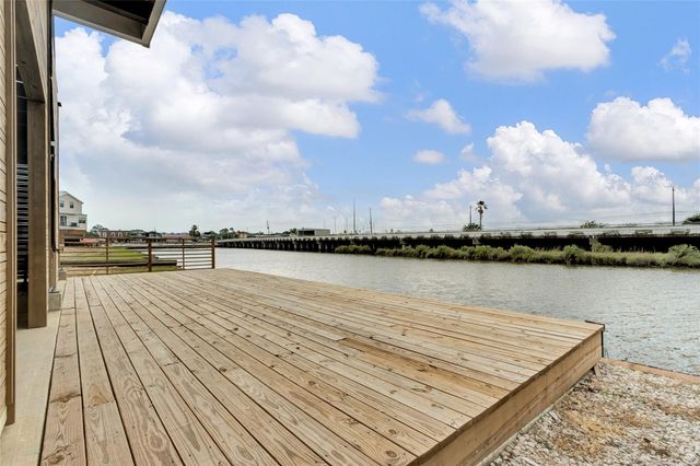 28 Cmdr Runco Lane, Taylor Lake Village, TX 77586