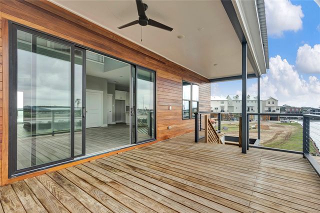 28 Cmdr Runco Lane, Taylor Lake Village, TX 77586