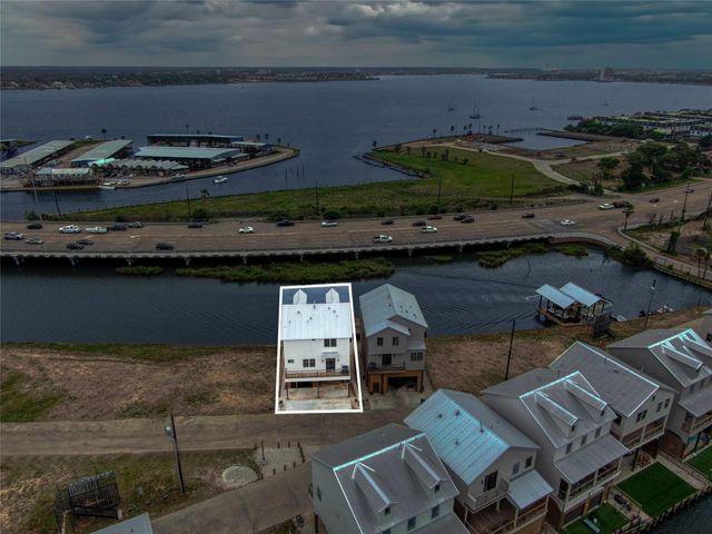 28 Cmdr Runco Lane, Taylor Lake Village, TX 77586