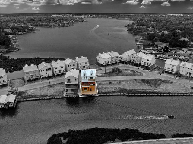 28 Cmdr Runco Lane, Taylor Lake Village, TX 77586