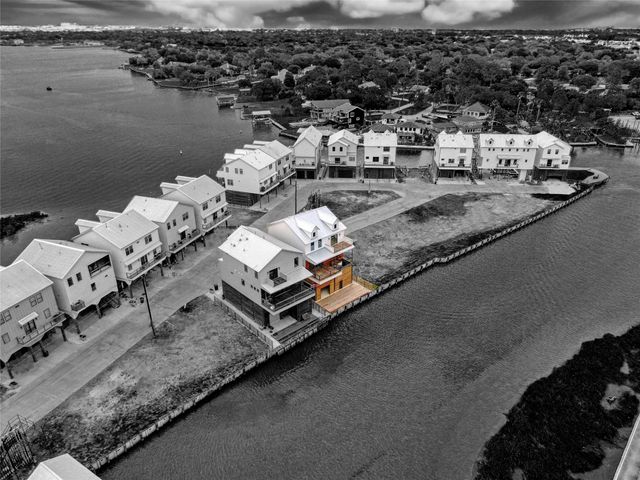 28 Cmdr Runco Lane, Taylor Lake Village, TX 77586