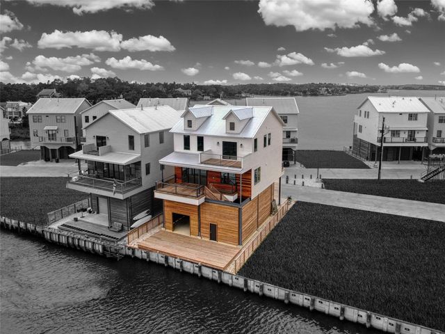 28 Cmdr Runco Lane, Taylor Lake Village, TX 77586