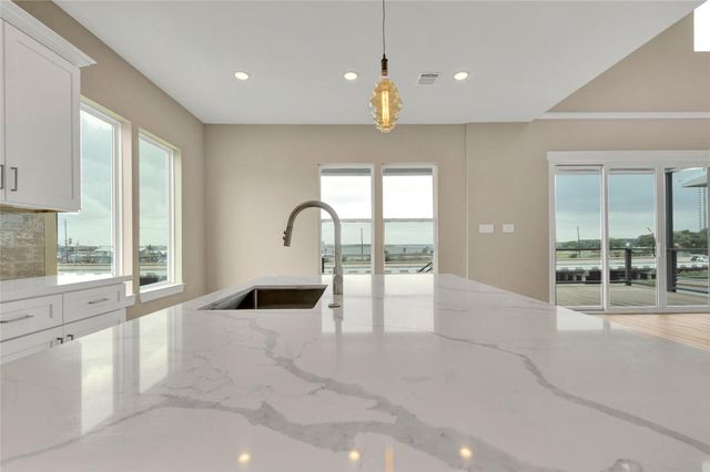 28 Cmdr Runco Lane, Taylor Lake Village, TX 77586