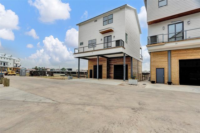 28 Cmdr Runco Lane, Taylor Lake Village, TX 77586