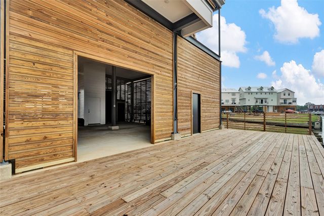 28 Cmdr Runco Lane, Taylor Lake Village, TX 77586