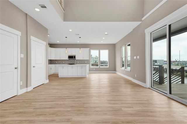 28 Cmdr Runco Lane, Taylor Lake Village, TX 77586