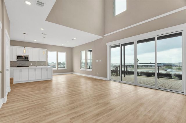 28 Cmdr Runco Lane, Taylor Lake Village, TX 77586