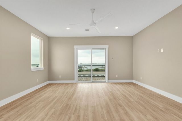 28 Cmdr Runco Lane, Taylor Lake Village, TX 77586