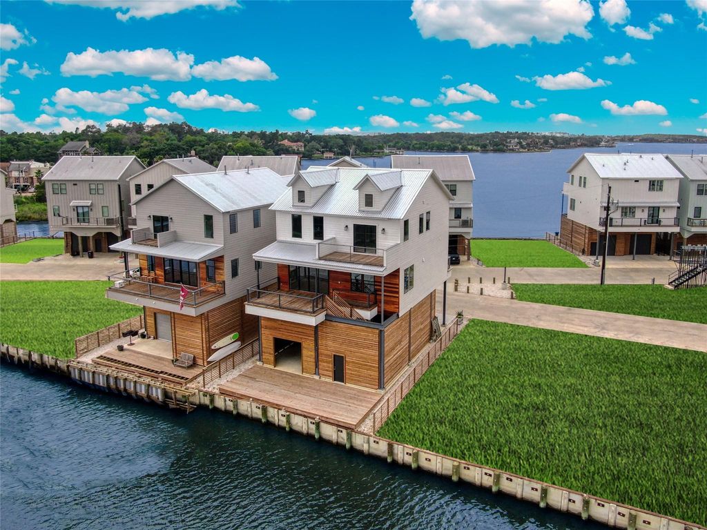 28 Cmdr Runco Lane, Taylor Lake Village, TX 77586