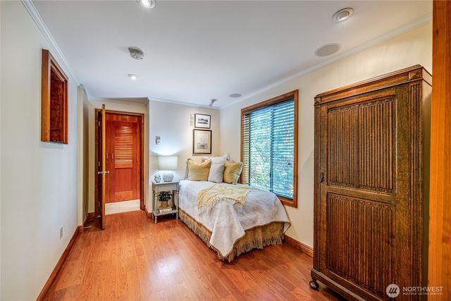 153 Madison Avenue N, Bainbridge Island, WA 98110