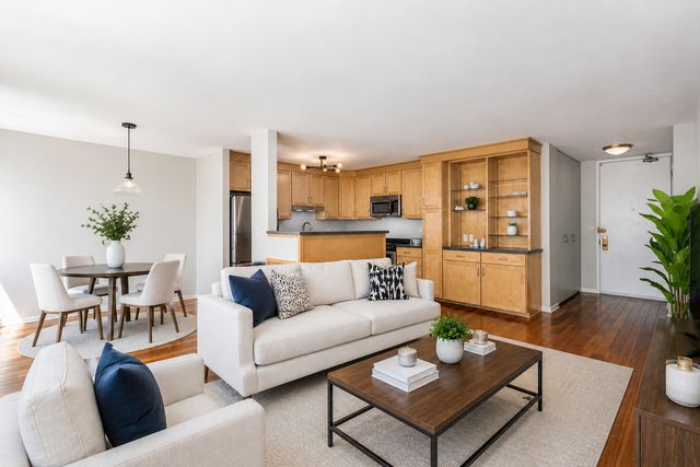 655 W IRVING PARK Road 1903, Chicago, IL 60613