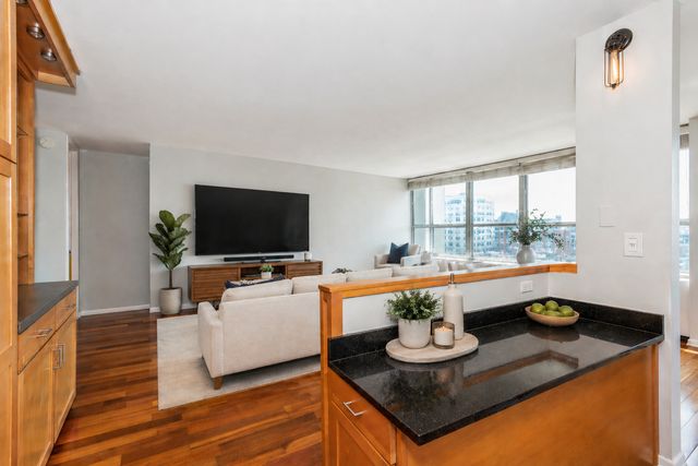 655 W IRVING PARK Road 1903, Chicago, IL 60613