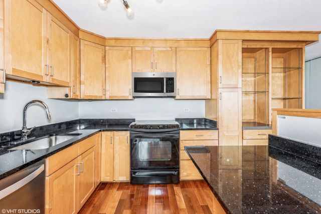 655 W IRVING PARK Road 1903, Chicago, IL 60613