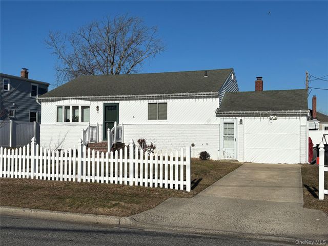 6 E Kissimee Road, Lindenhurst, NY 11757