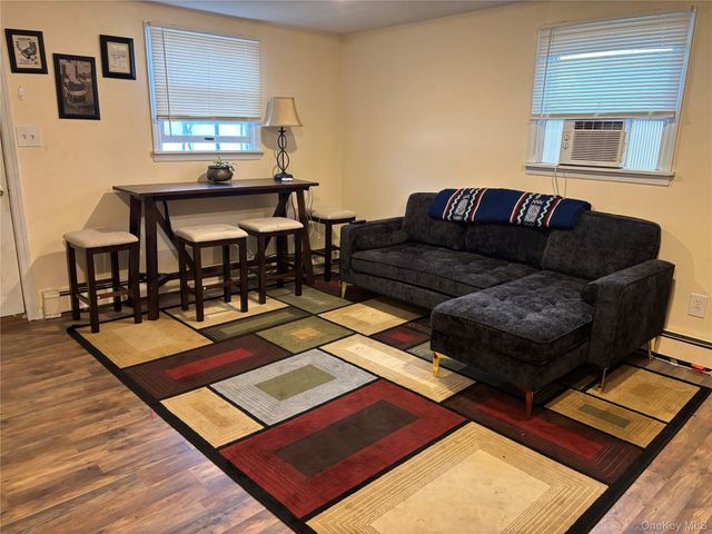 6 E Kissimee Road, Lindenhurst, NY 11757