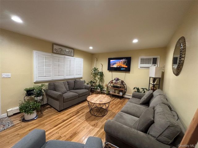 6 E Kissimee Road, Lindenhurst, NY 11757