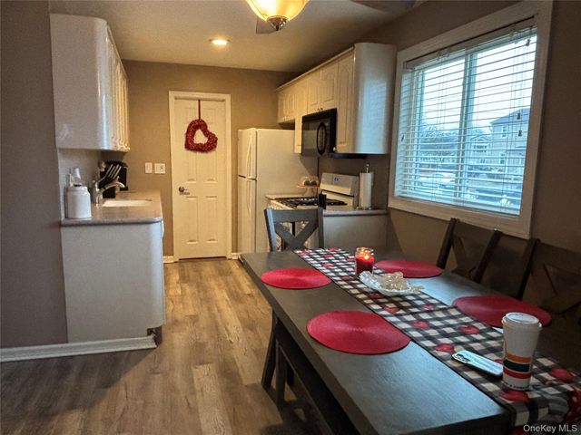 6 E Kissimee Road, Lindenhurst, NY 11757