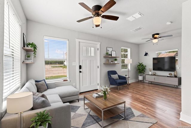 519 Collins Ave, Seguin, TX 78155