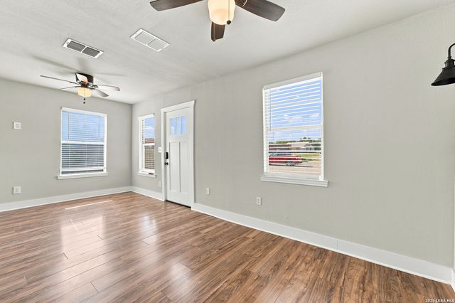 519 Collins Ave, Seguin, TX 78155