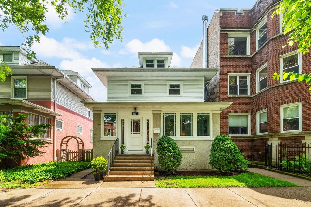 Image 1 of property listing at 6537 N Greenview Avenue, Chicago, IL 60626