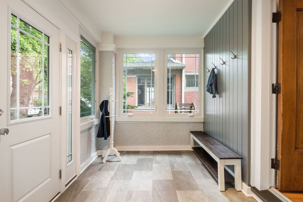 Image 2 of property listing at 6537 N Greenview Avenue, Chicago, IL 60626
