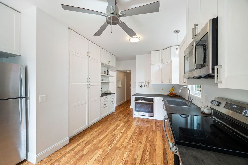 Image 11 of property listing at 6537 N Greenview Avenue, Chicago, IL 60626