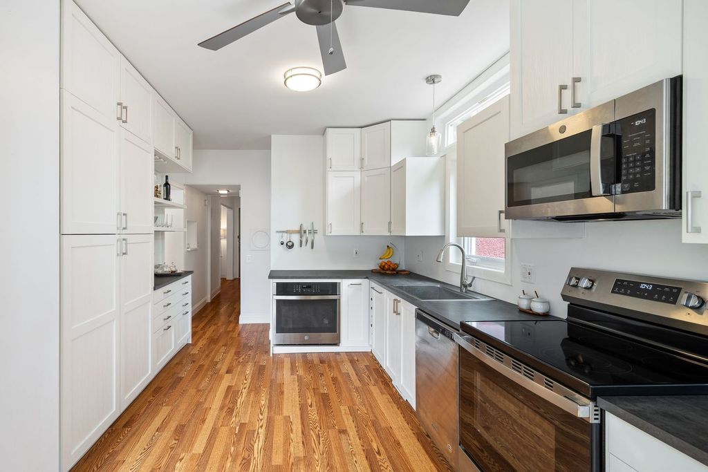 Image 12 of property listing at 6537 N Greenview Avenue, Chicago, IL 60626