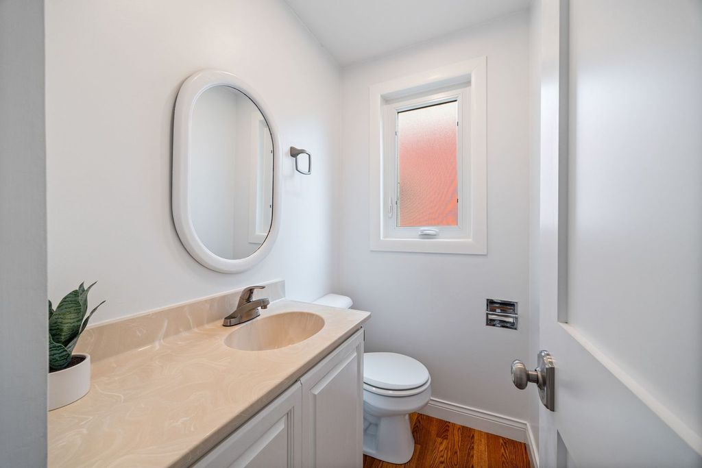 Image 15 of property listing at 6537 N Greenview Avenue, Chicago, IL 60626