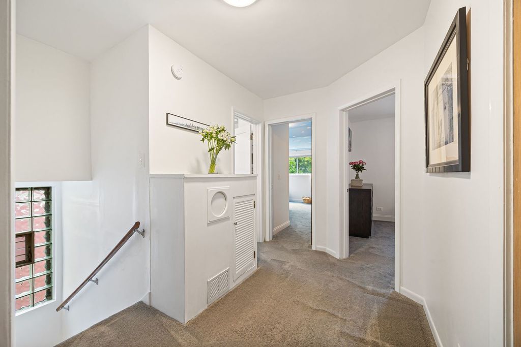 Image 16 of property listing at 6537 N Greenview Avenue, Chicago, IL 60626
