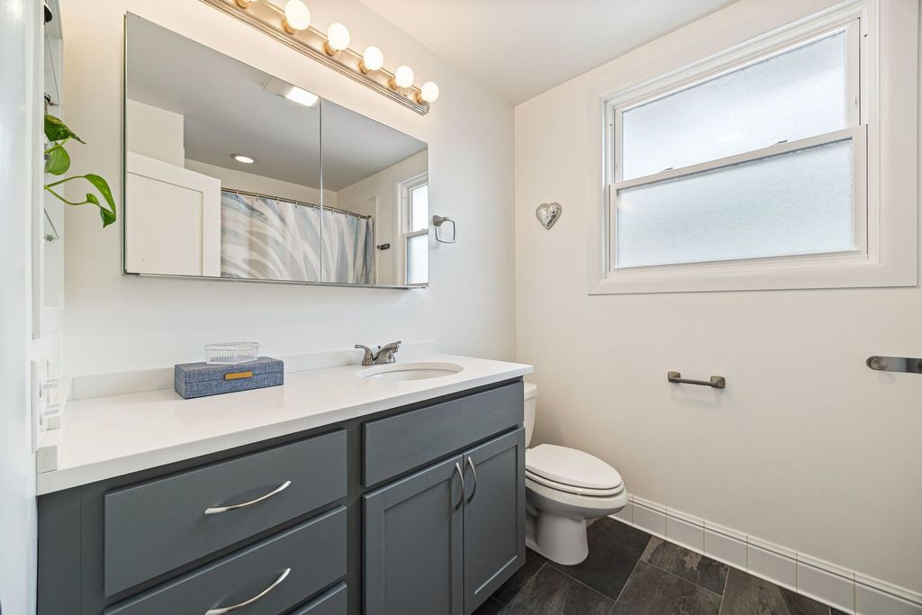 Image 19 of property listing at 6537 N Greenview Avenue, Chicago, IL 60626
