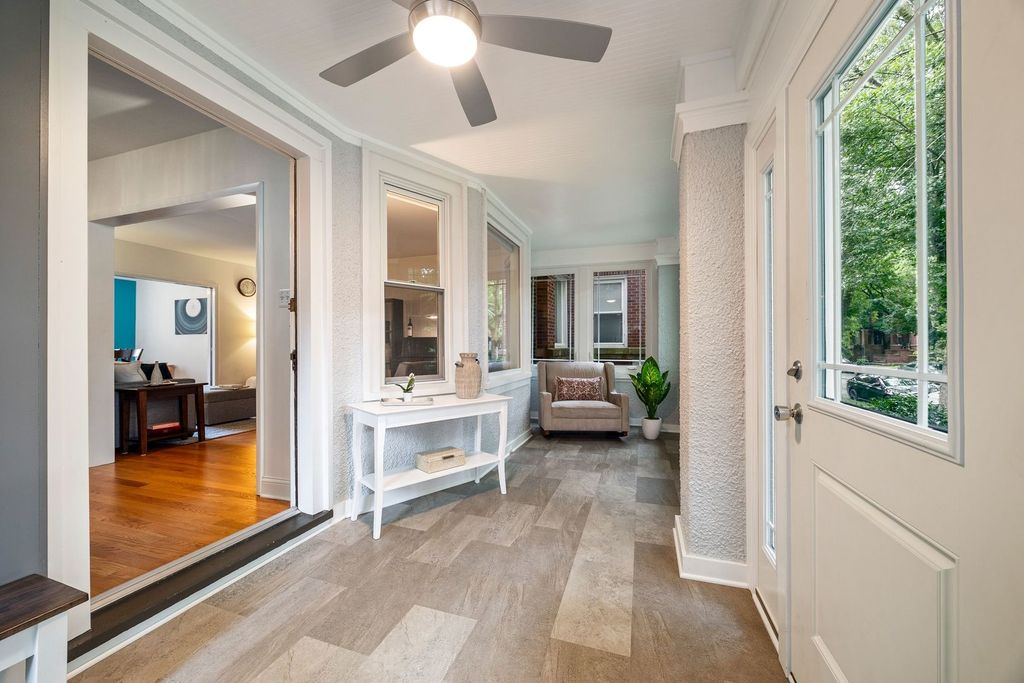 Image 3 of property listing at 6537 N Greenview Avenue, Chicago, IL 60626