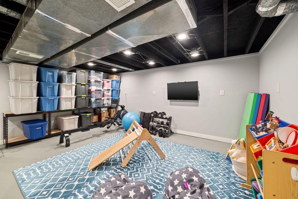 Image 24 of property listing at 6537 N Greenview Avenue, Chicago, IL 60626