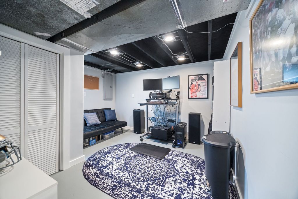 Image 26 of property listing at 6537 N Greenview Avenue, Chicago, IL 60626