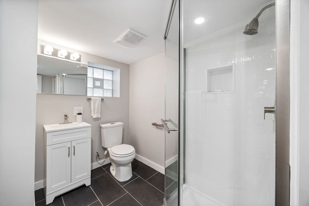 Image 27 of property listing at 6537 N Greenview Avenue, Chicago, IL 60626