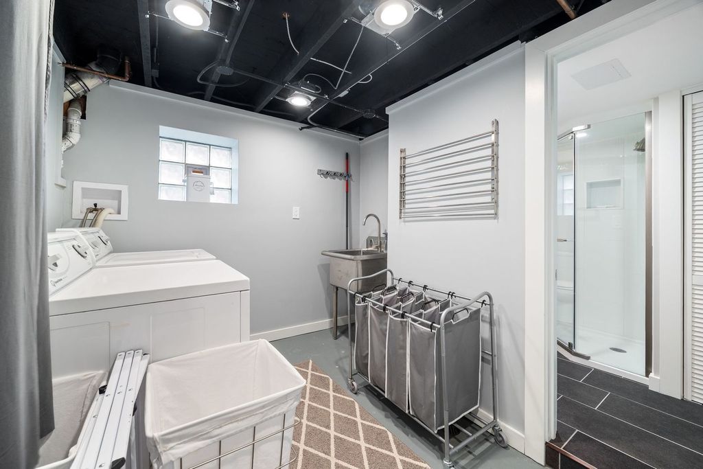 Image 28 of property listing at 6537 N Greenview Avenue, Chicago, IL 60626