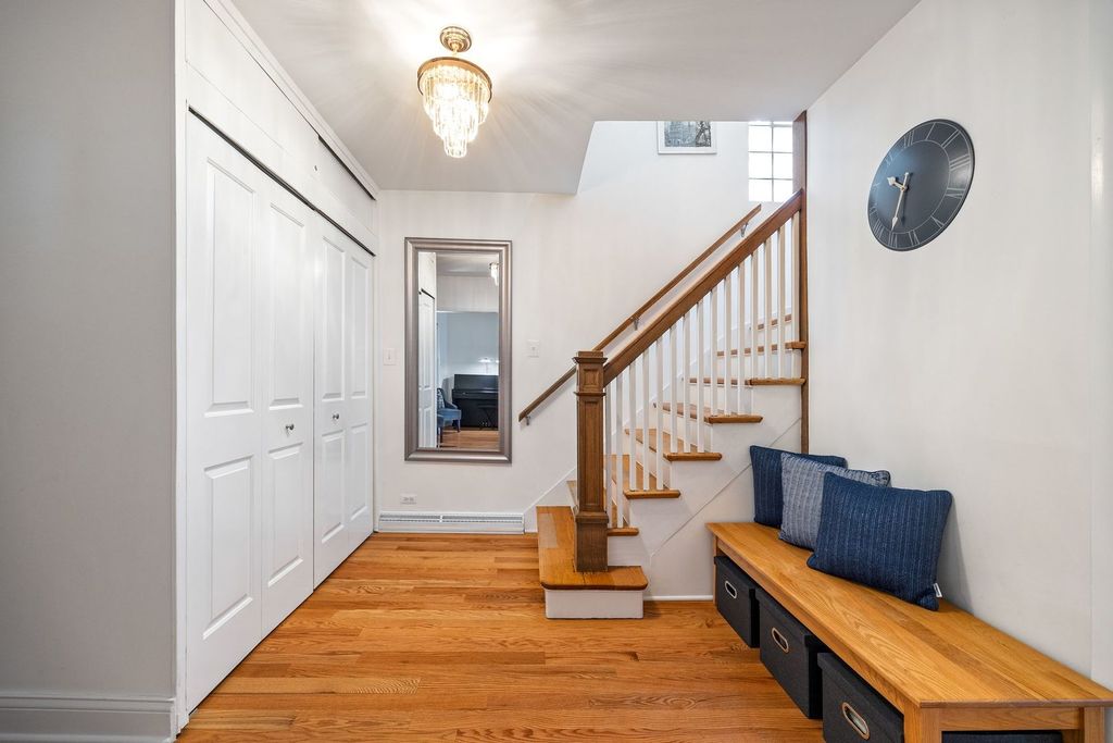 Image 4 of property listing at 6537 N Greenview Avenue, Chicago, IL 60626