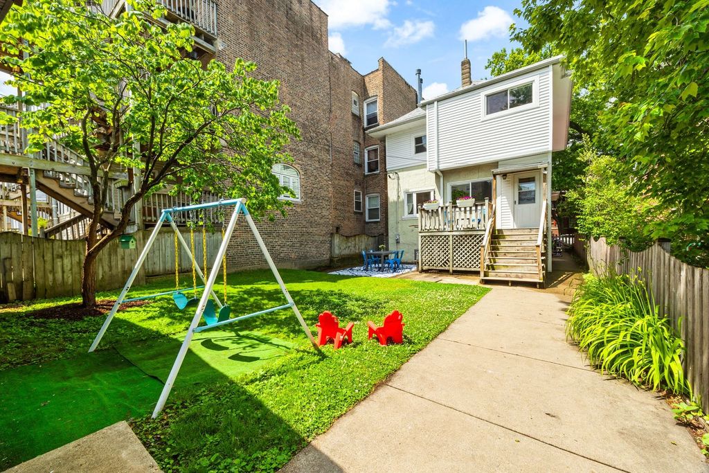 Image 32 of property listing at 6537 N Greenview Avenue, Chicago, IL 60626