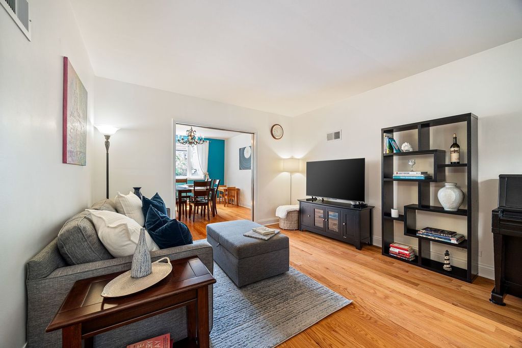 Image 5 of property listing at 6537 N Greenview Avenue, Chicago, IL 60626