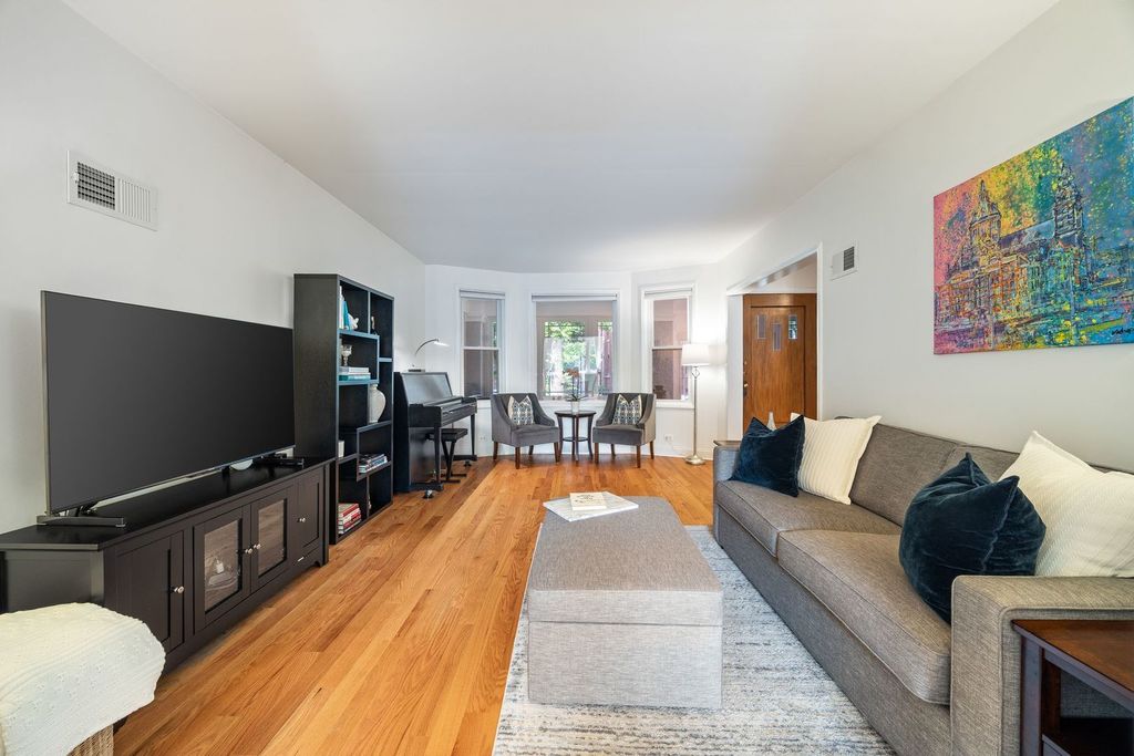 Image 6 of property listing at 6537 N Greenview Avenue, Chicago, IL 60626