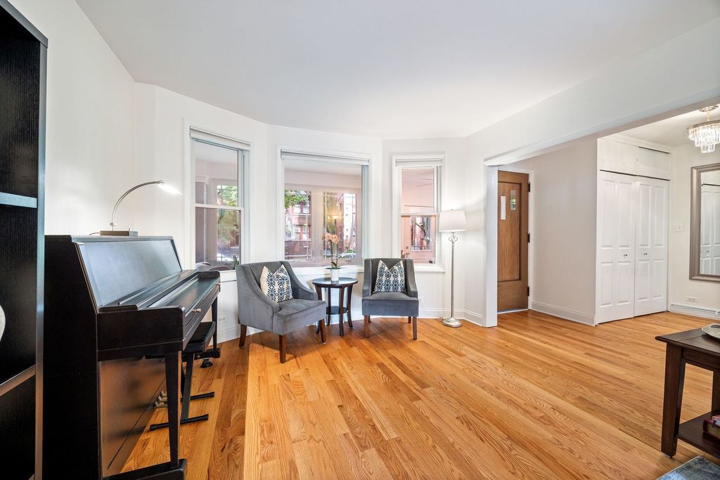 Image 7 of property listing at 6537 N Greenview Avenue, Chicago, IL 60626