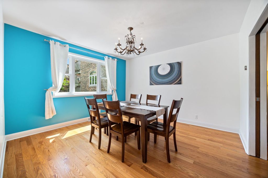 Image 8 of property listing at 6537 N Greenview Avenue, Chicago, IL 60626