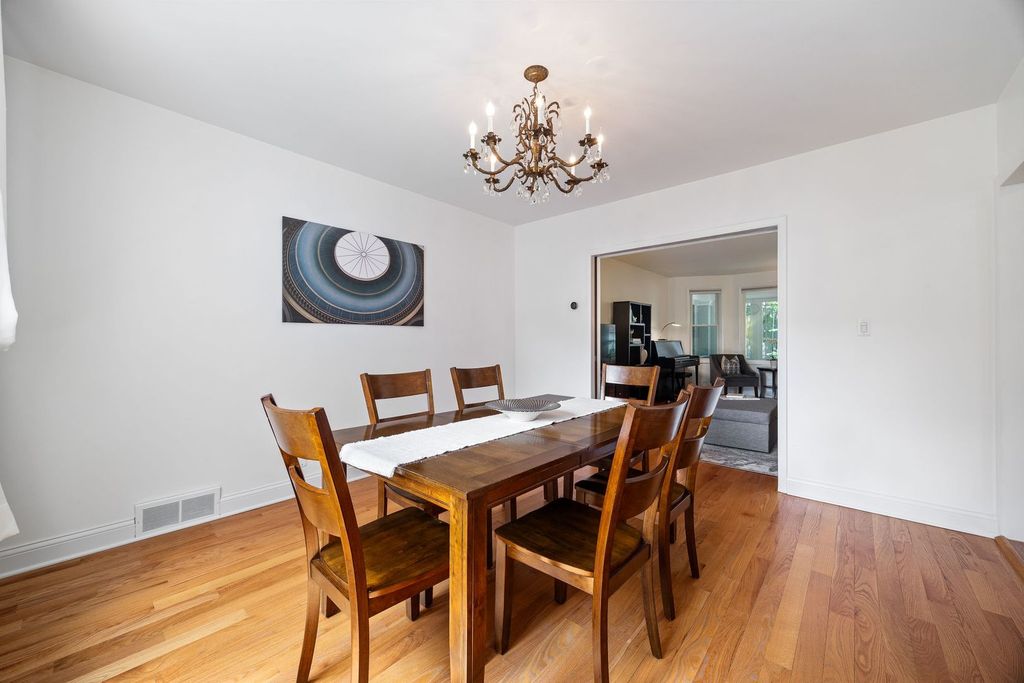 Image 9 of property listing at 6537 N Greenview Avenue, Chicago, IL 60626