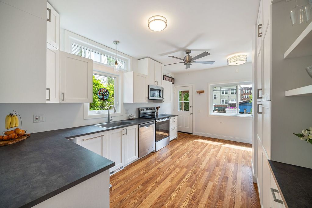 Image 10 of property listing at 6537 N Greenview Avenue, Chicago, IL 60626