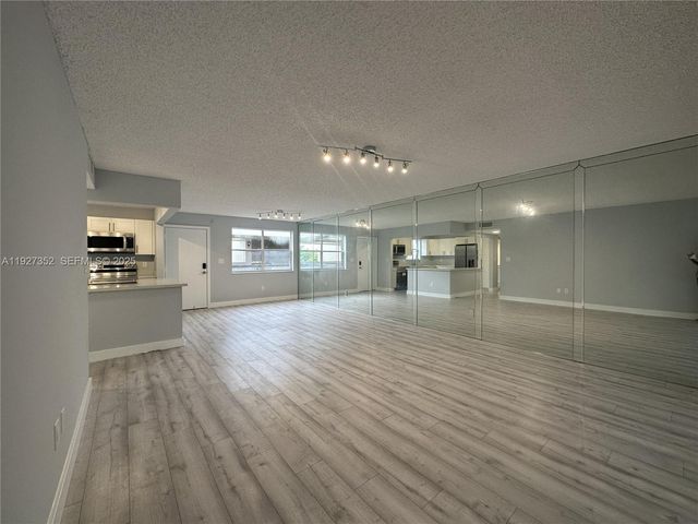 601 Ives Dairy Rd 403-8, Miami, FL 33179