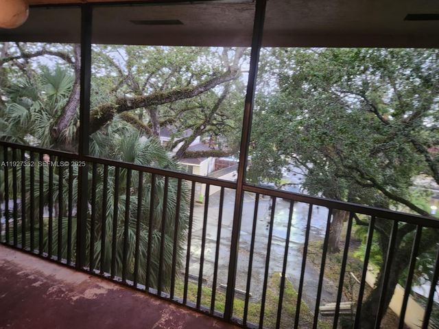 601 Ives Dairy Rd 403-8, Miami, FL 33179