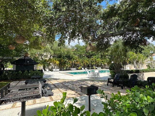 601 Ives Dairy Rd 403-8, Miami, FL 33179