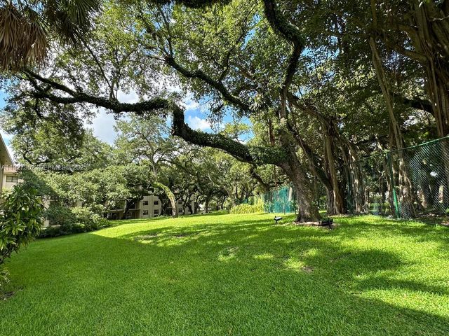 601 Ives Dairy Rd 403-8, Miami, FL 33179