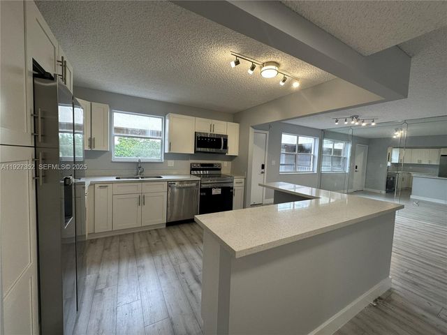 601 Ives Dairy Rd 403-8, Miami, FL 33179