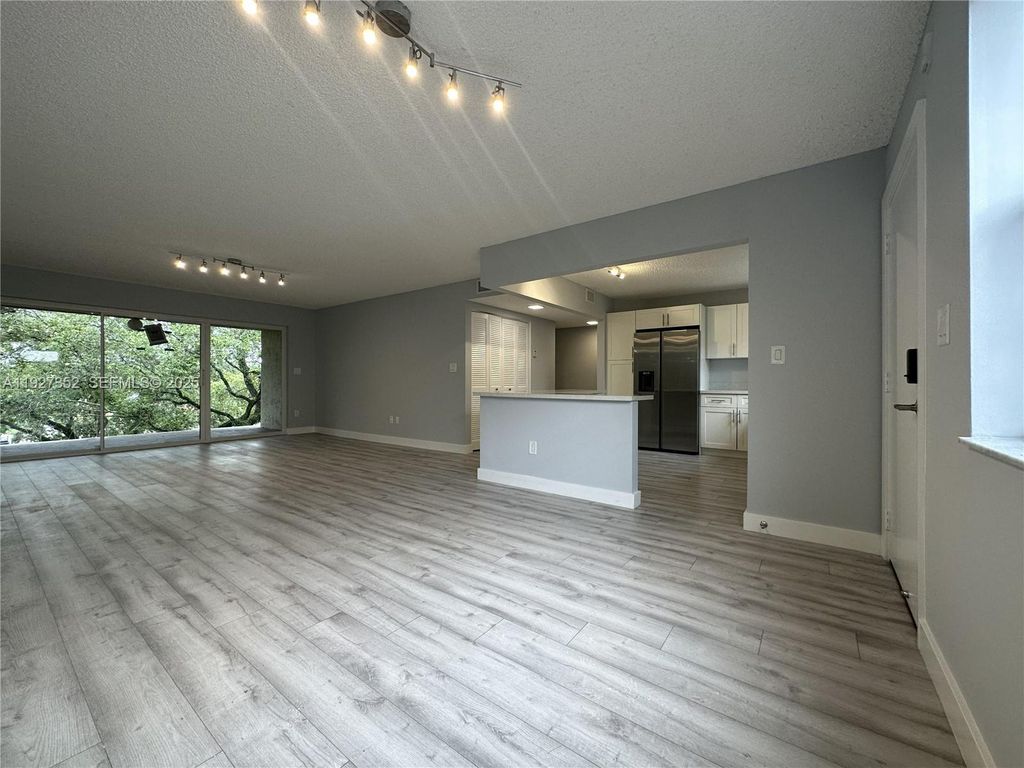 601 Ives Dairy Rd 403-8, Miami, FL 33179