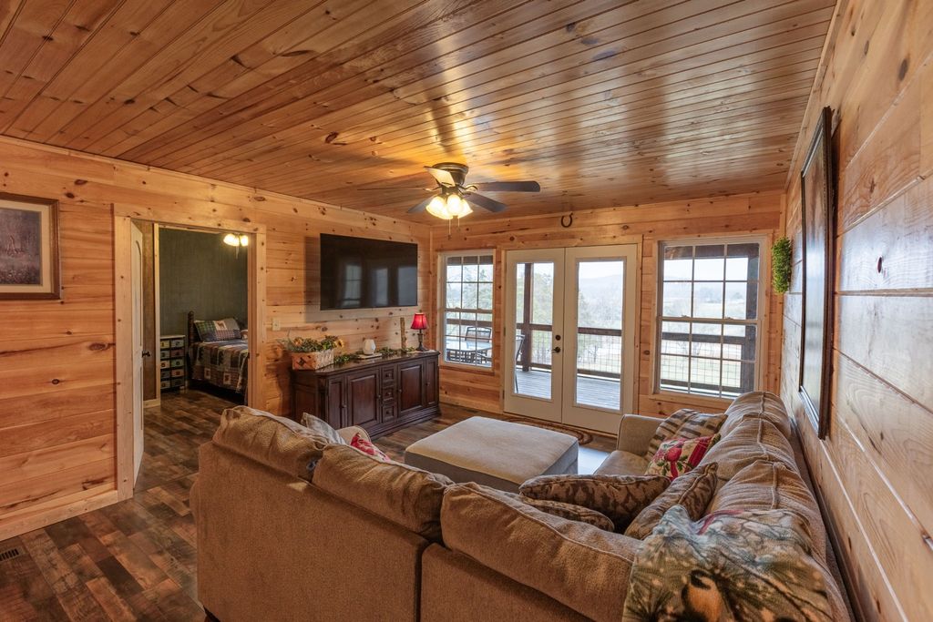 303 Walnut Grove Ln, Mcminnville, TN 37110